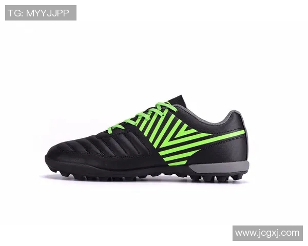 提升你的球场表现选择适合的足球鞋tf让每一次触球都充满自信与力量